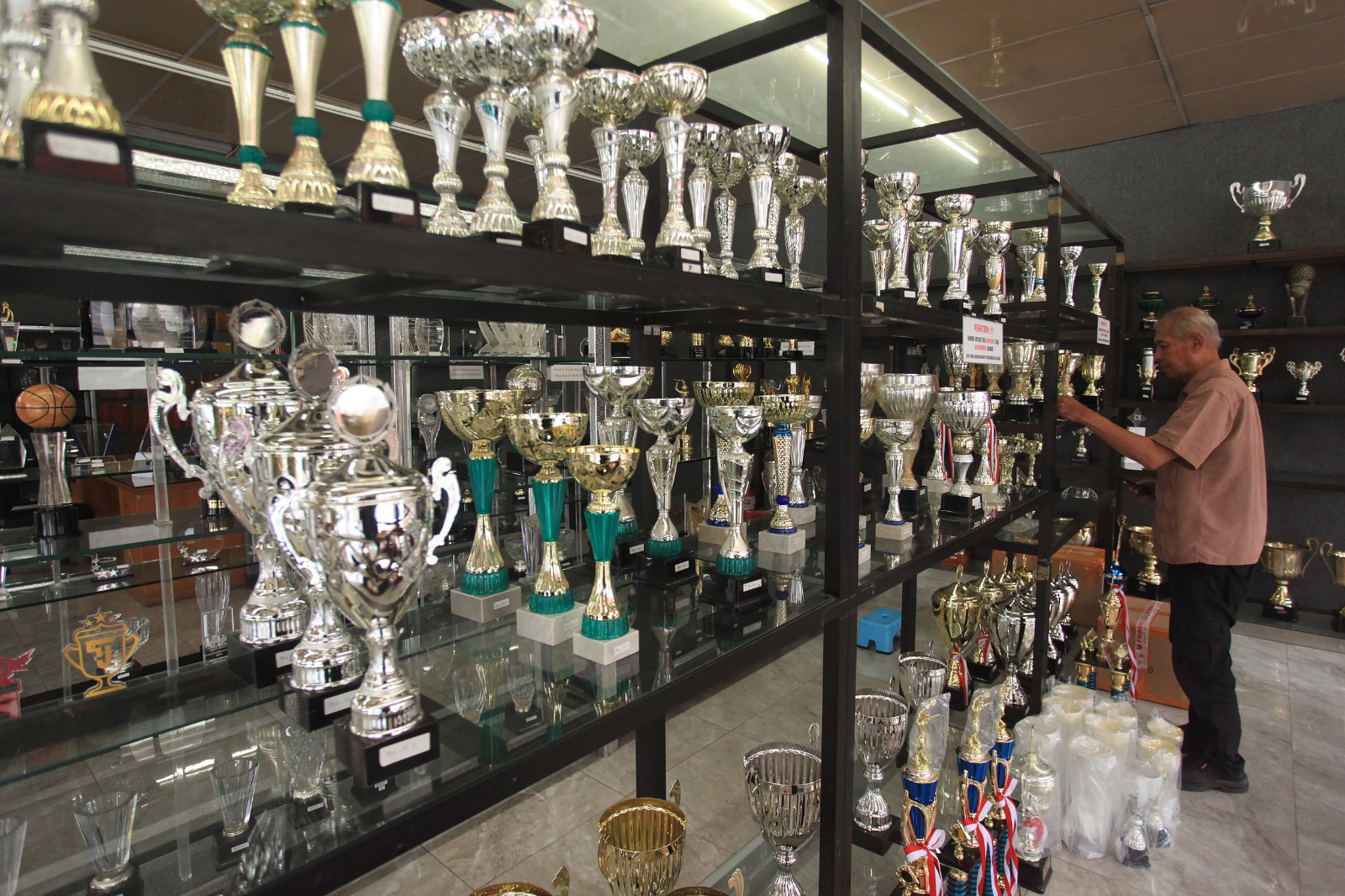 Penjualan piala di Pasar Senen jelang HUT RI