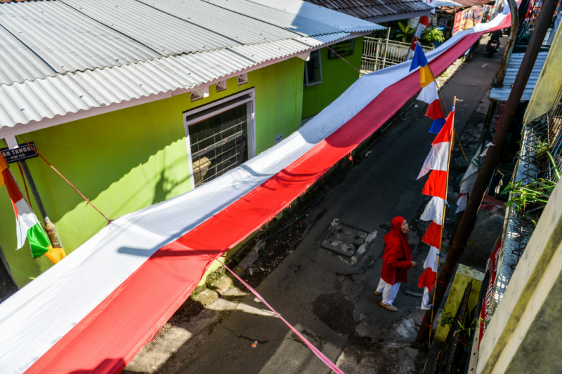 Dekorasi kain merah putih sepanjang 150 meter