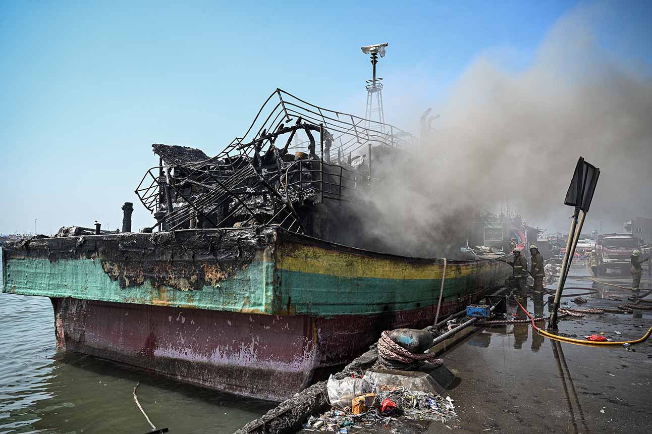 Kapal Nelayan Terbakar di Muara Baru