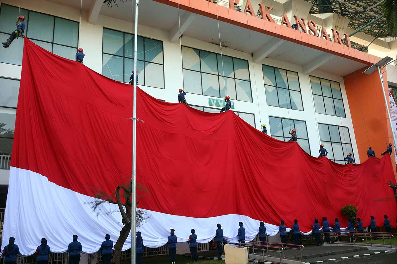 Pemasangan Bendera Merah Putih oleh Damkar Bogor untuk HUT Ke-80 RI di Stadion Pakansari
