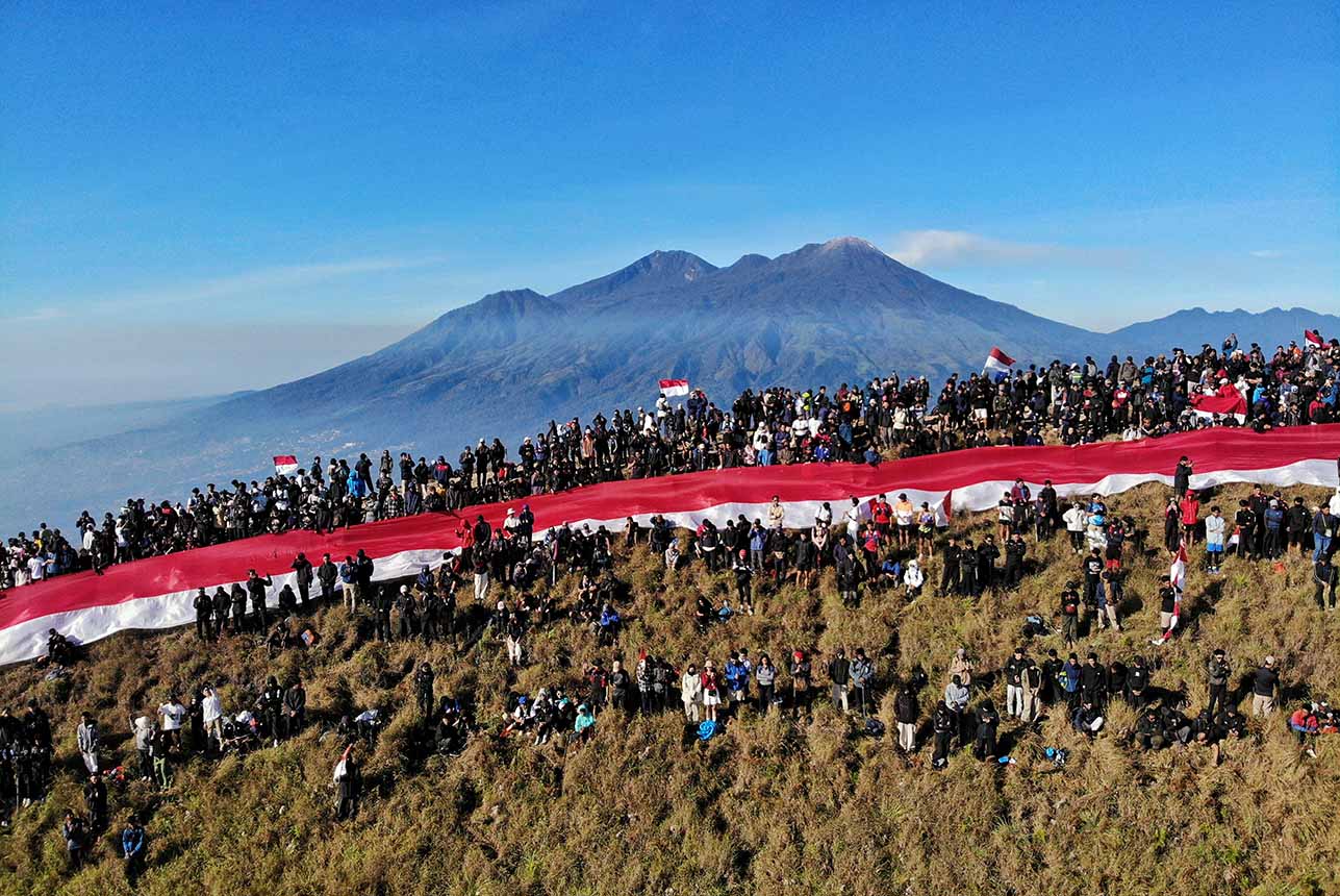 Aksi Pembentangan Bendera Sepanjang Seribu Meter di Gunung Penanggungan