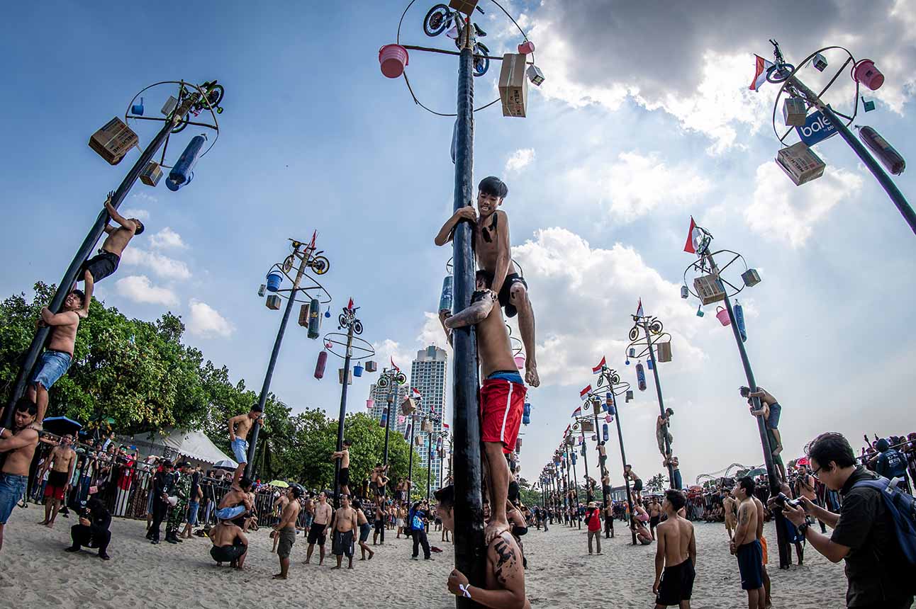 Lomba Panjat Pinang Meriahkan Perayaan HUT Kemerdekaan RI