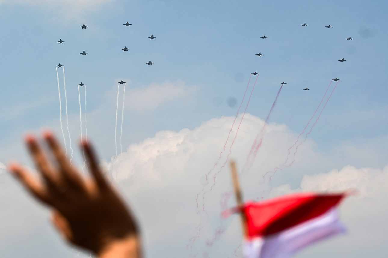 Pertunjukan Udara Angka 80 Meriahkan Perayaan HUT ke-80 RI di Monas