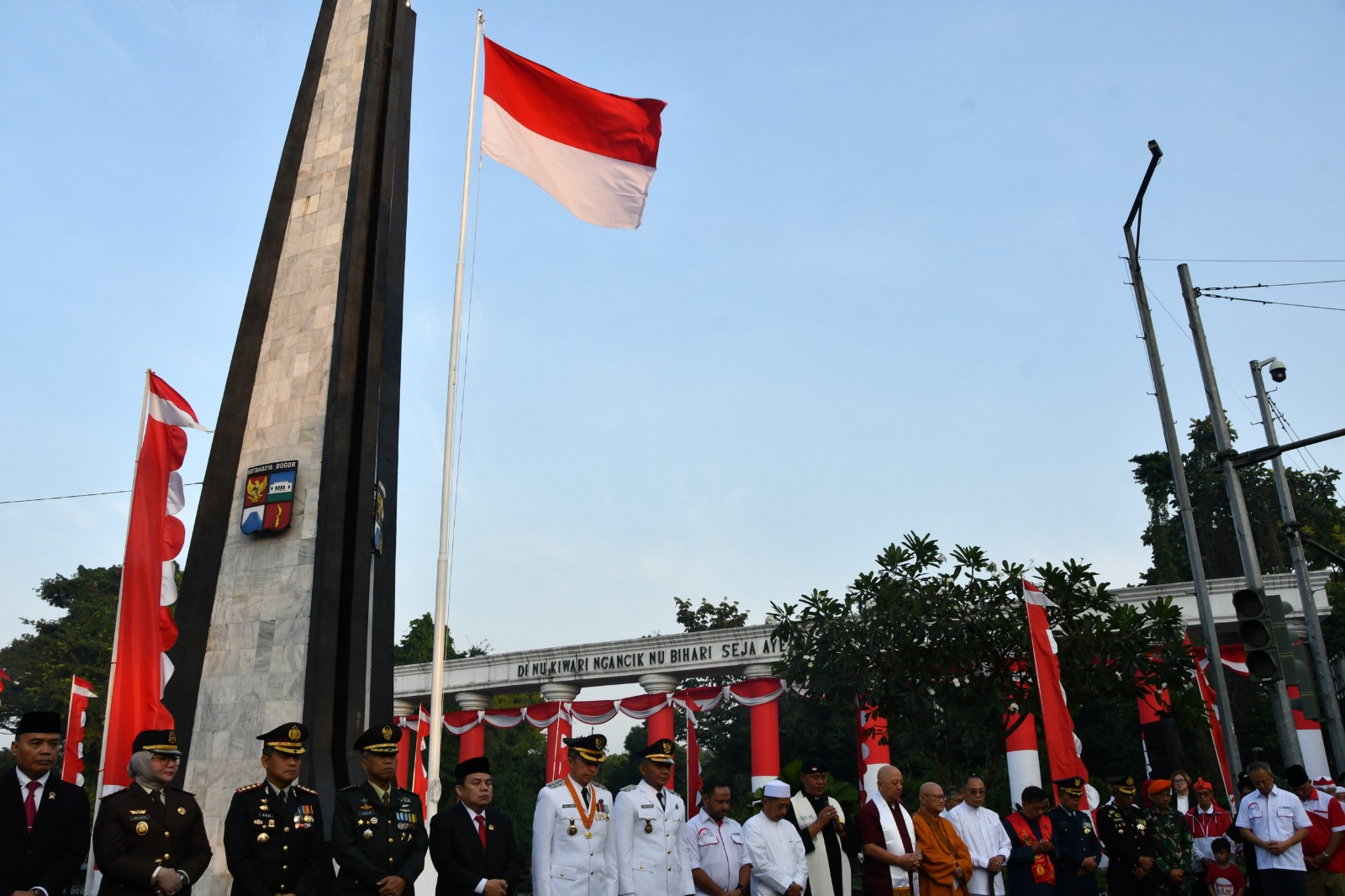 Doa bersama lintas agama di Tugu Kujang Bogor