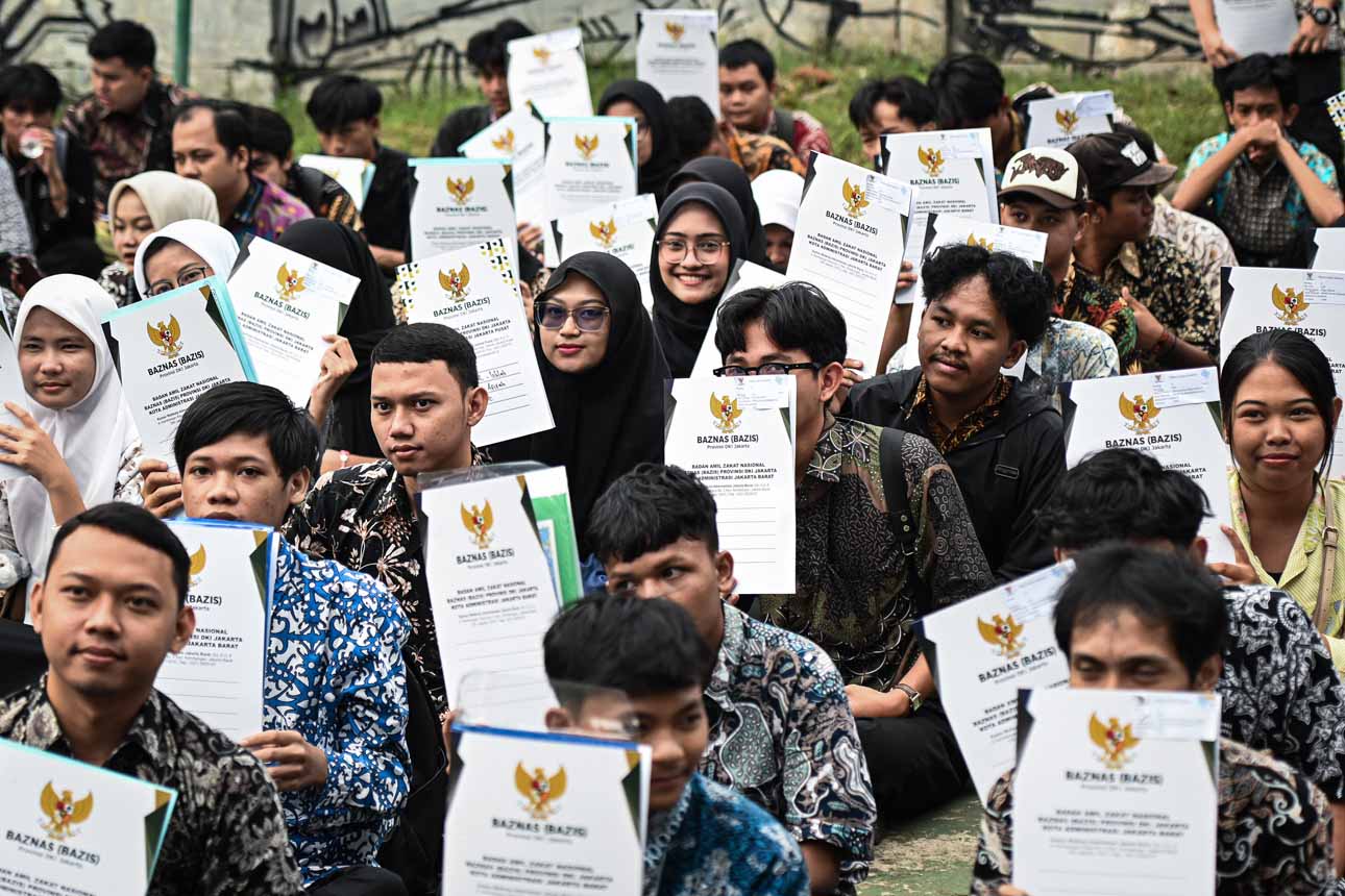 Pemprov DKI Serahkan 1.897 Ijazah dalam Program Pemutihan
