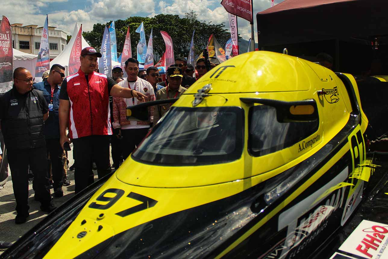 Menpora Dito Ariotedjo Saksikan Kejuaraan Dunia Perahu Motor F1H2O di Danau Toba