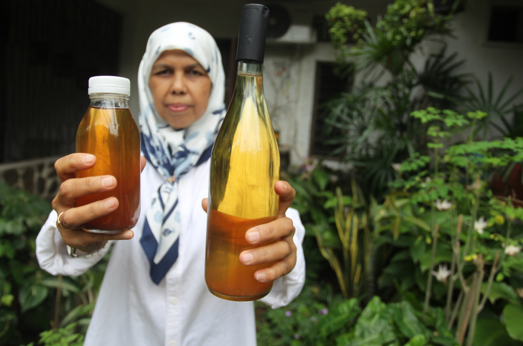 Melihat Kelompok Tani membuat minuman Hasil Fersentasi dari Buah