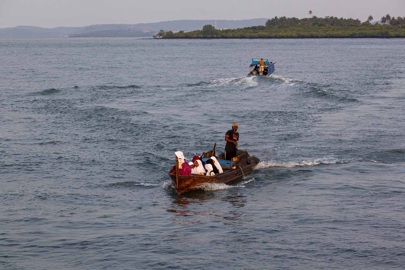 Potret Transportasi Anak Sekolah di Pulau Mubud