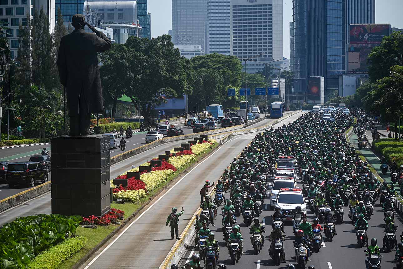 Para Pengemudi Ojek Online Antar Jenazah Korban Ricuh Aksi 28 Agustus 2025