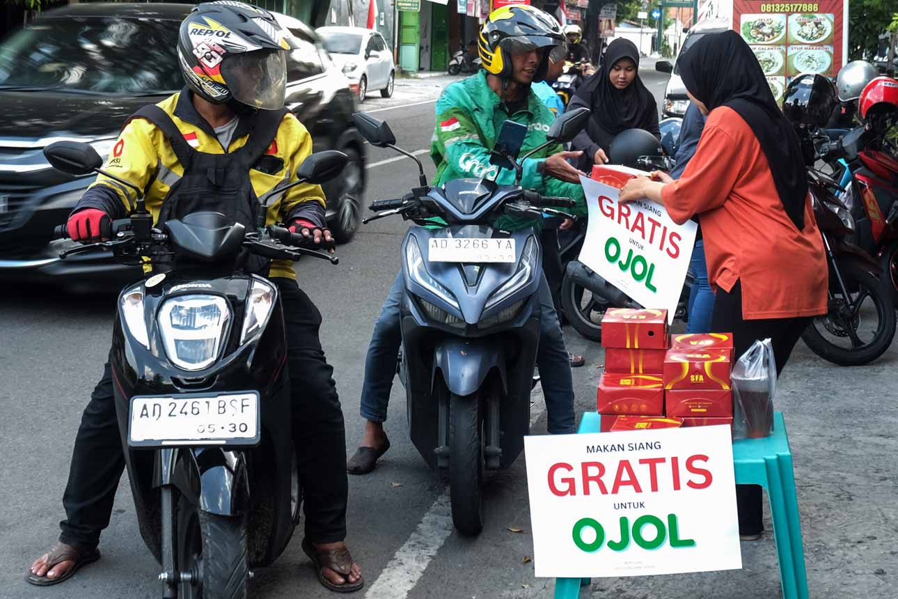 Aksi Berbagi Makanan bagi Pengemudi Ojol