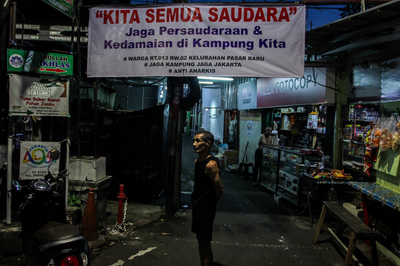 Peran warga menjaga kampung di Jakarta