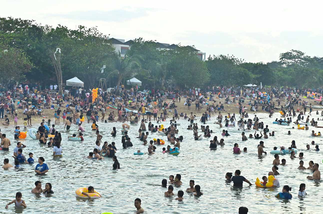 Ribuan Umat Hindu Lakukan Ritual Melukat di Hari Banyu Pinaruh di Pantai Mertasari