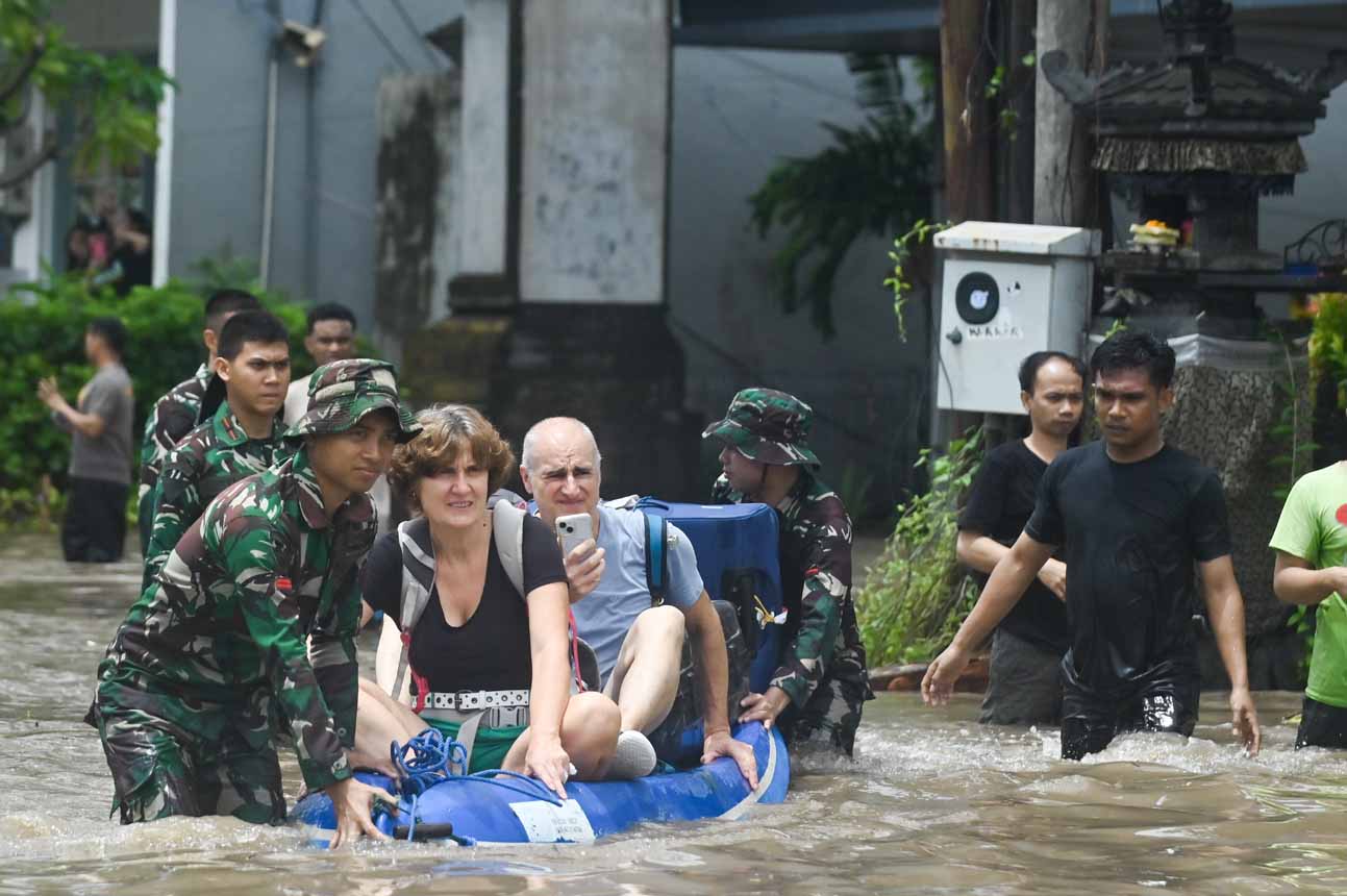 Wisatawan Terjebak Banjir di Bali Dievakuasi