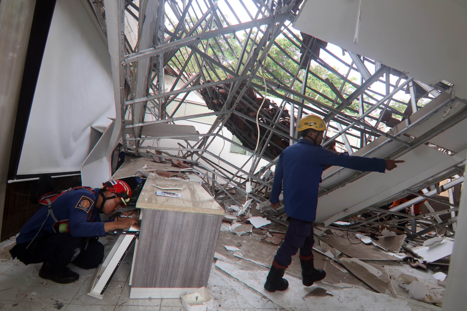 Atap sekolah SMKN 1 Cileungsi Bogor ambruk