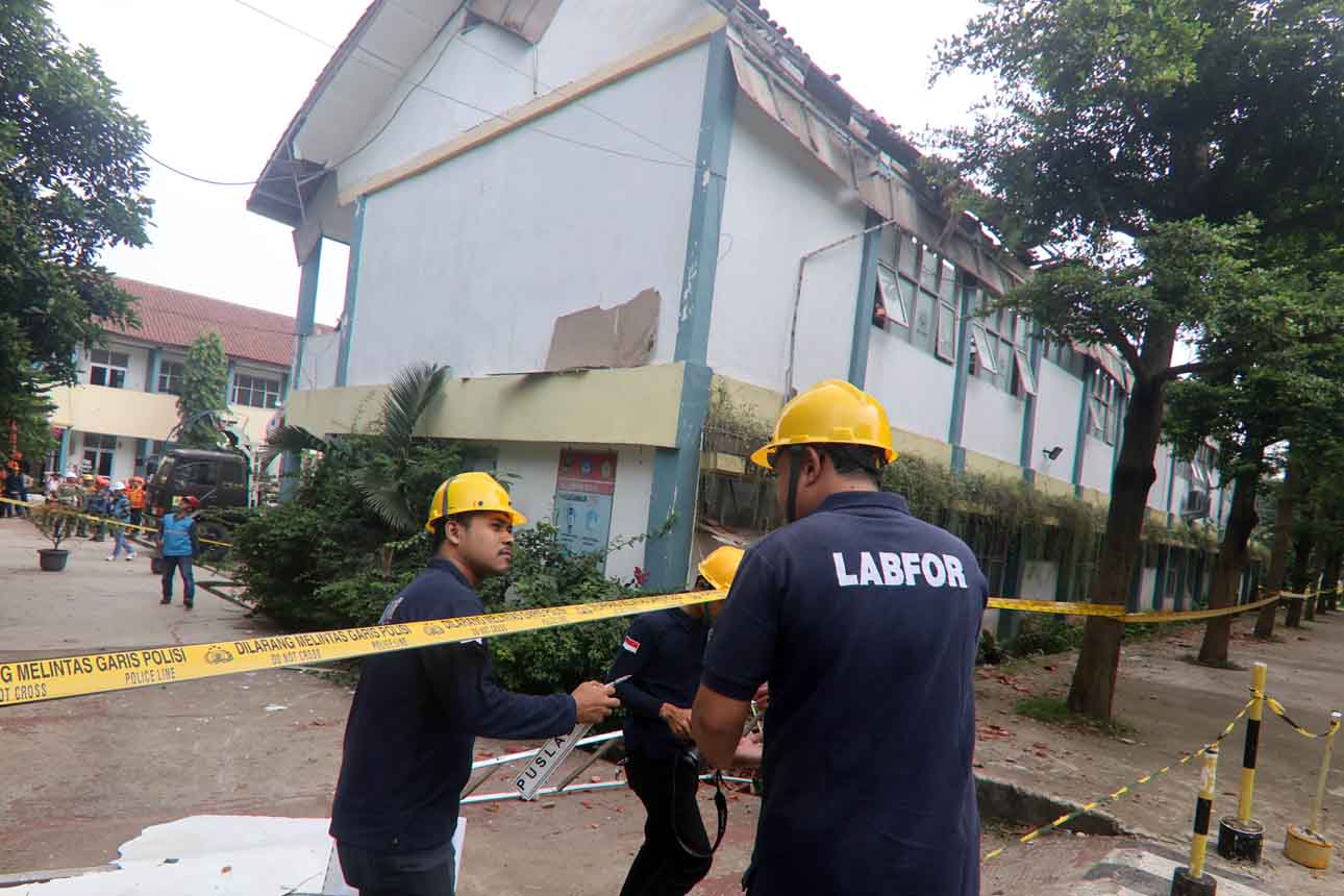 Tim Puslabfor Bareskrim Olah TKP Atap Ambruk di SMKN 1 Cileungsi