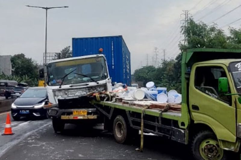 Truk Trailer B 9067 UIW Tabrak Truk Cat di Tol KM 14.400 B Jakarta Utara