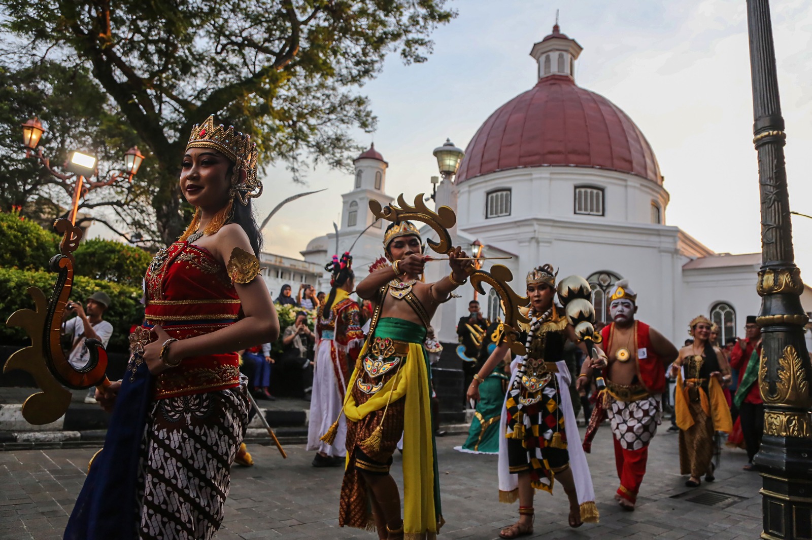 Parade kostum wayang dan cosplay di Semarang