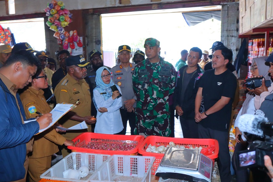 TNI Bantu Pemda Puncak Jaya Pantau Harga Bahan Pokok di Wilayah Pedalaman