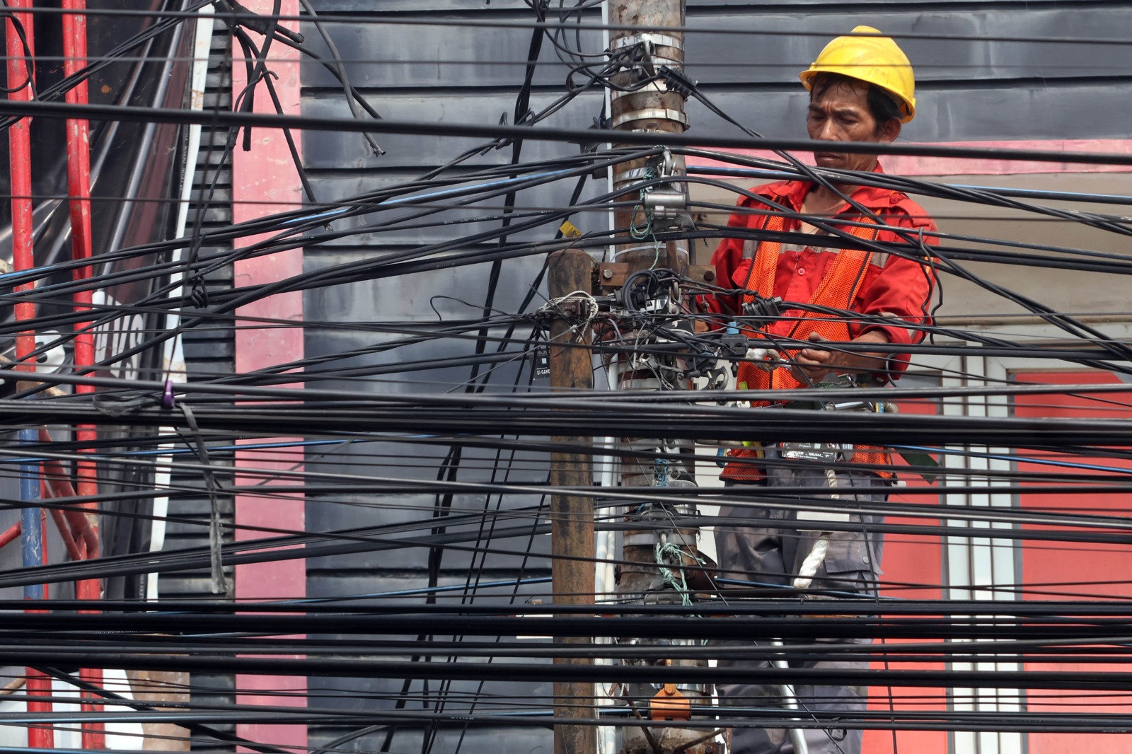 Kementerian ESDM umumkan tarif listrik tidak naik