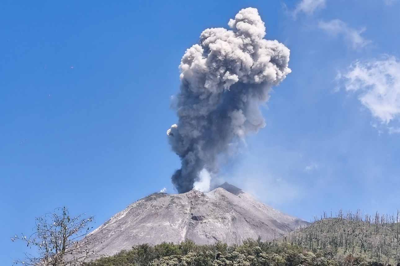 Gunung Lewotobi Alami Erupsi