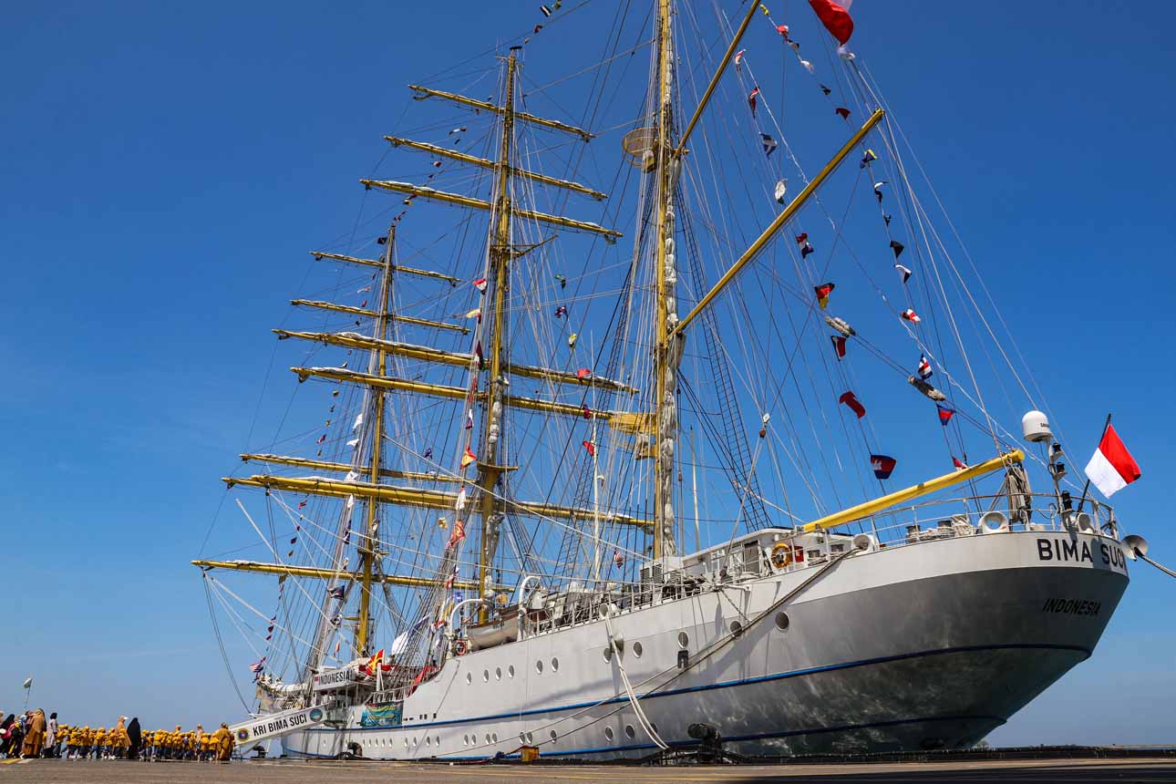 Masyarakat Makassar Kunjungi KRI Bima Suci dalam Open Ship