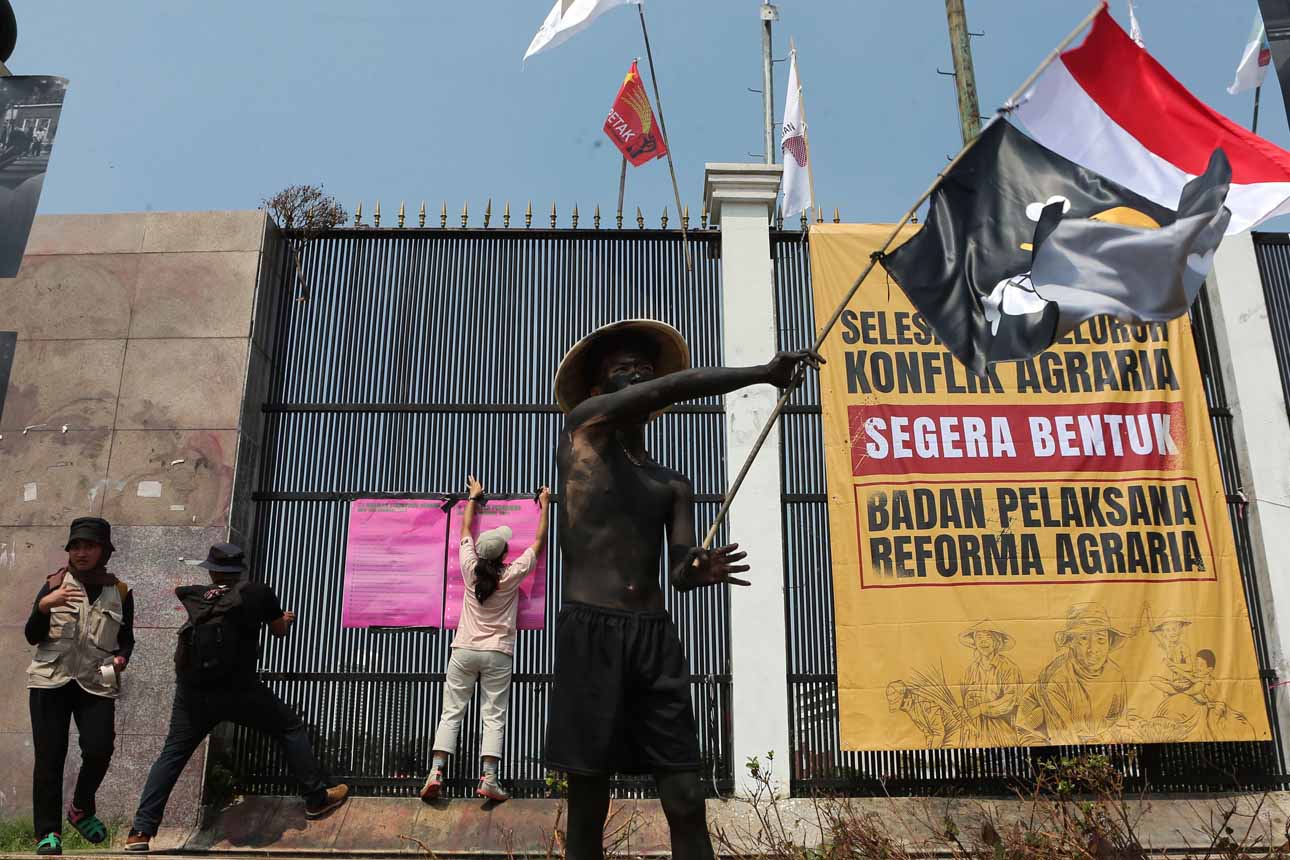 Demonstrasi Petani di Depan Gedung DPR