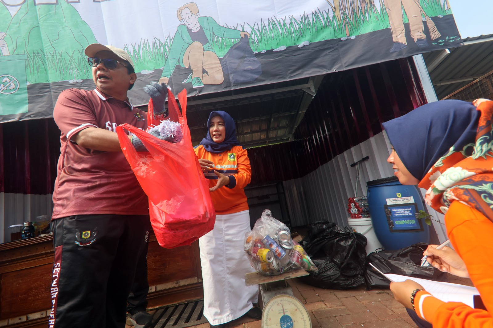 ASN kumpulkan sampah di Bank Sampah DPRD Kabupaten Bogor