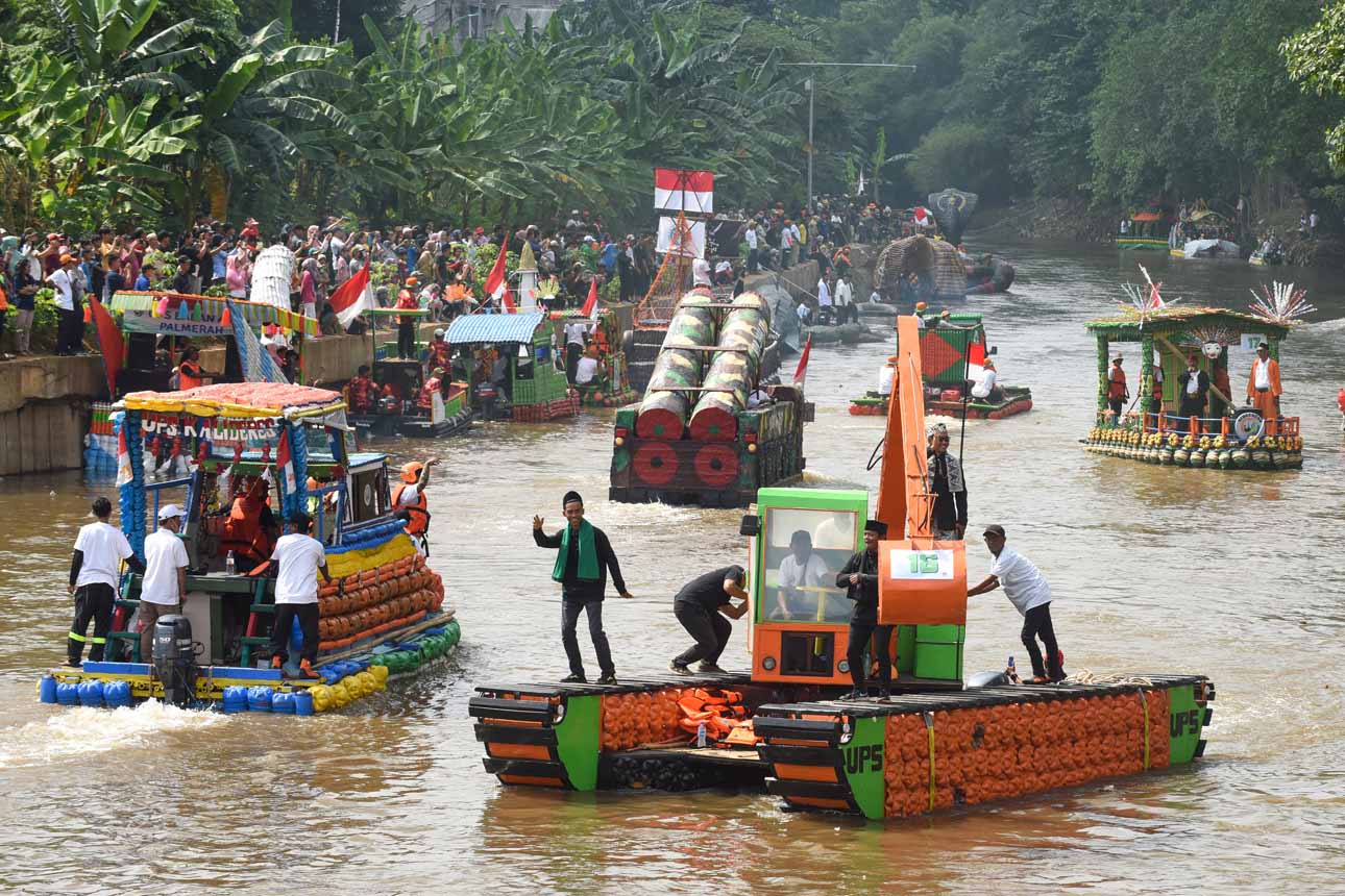 Rayakan Hari Sungai Sedunia Festival Cinta Lingkungan Hadirkan Perahu dari Limbah Plastik di Ciliwung