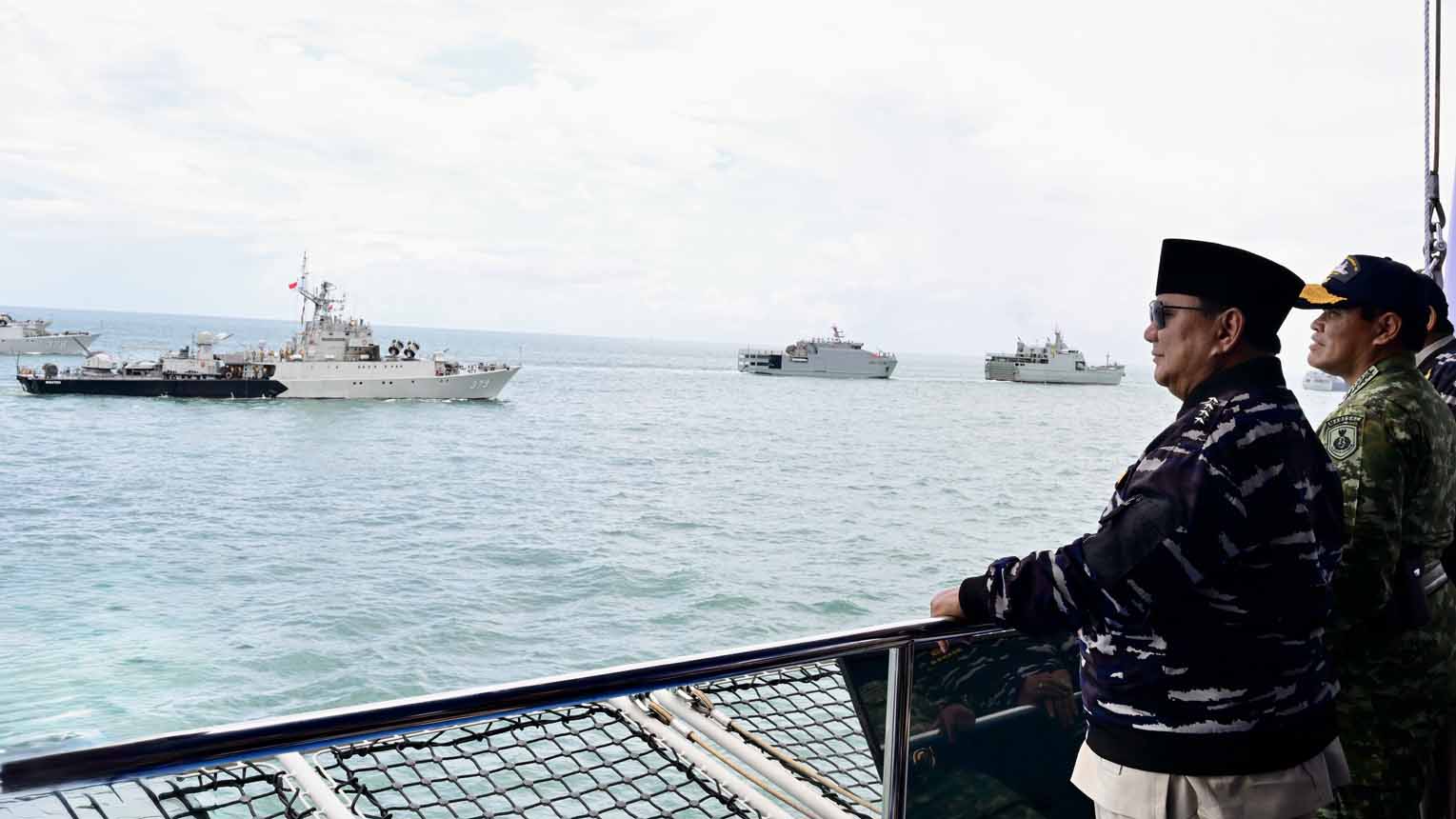 Aksi Spektakuler TNI AL Presiden Prabowo Saksikan Demo Laut di Teluk Jakarta