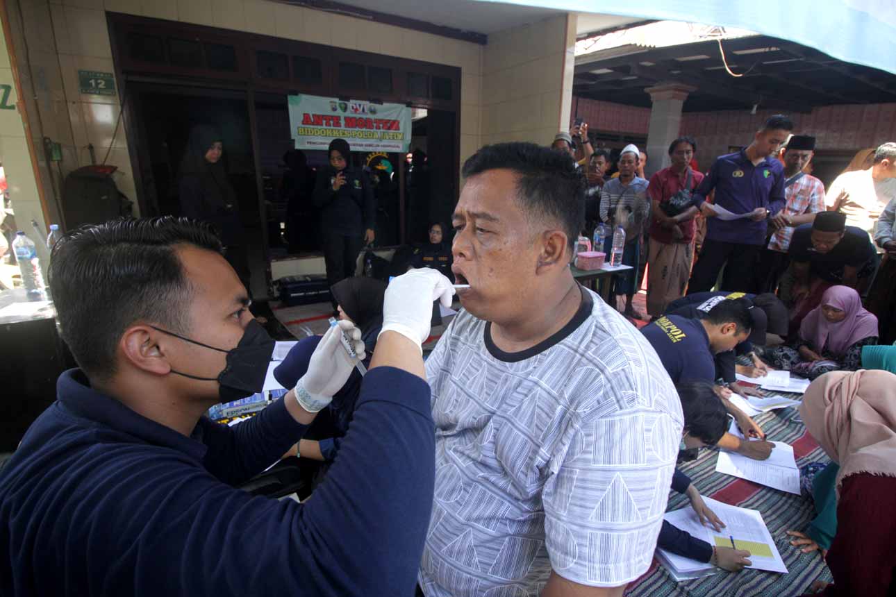 Keluarga Korban Mushalla Ambruk di Ponpes Al Khoziny Jalani Pengambilan DNA