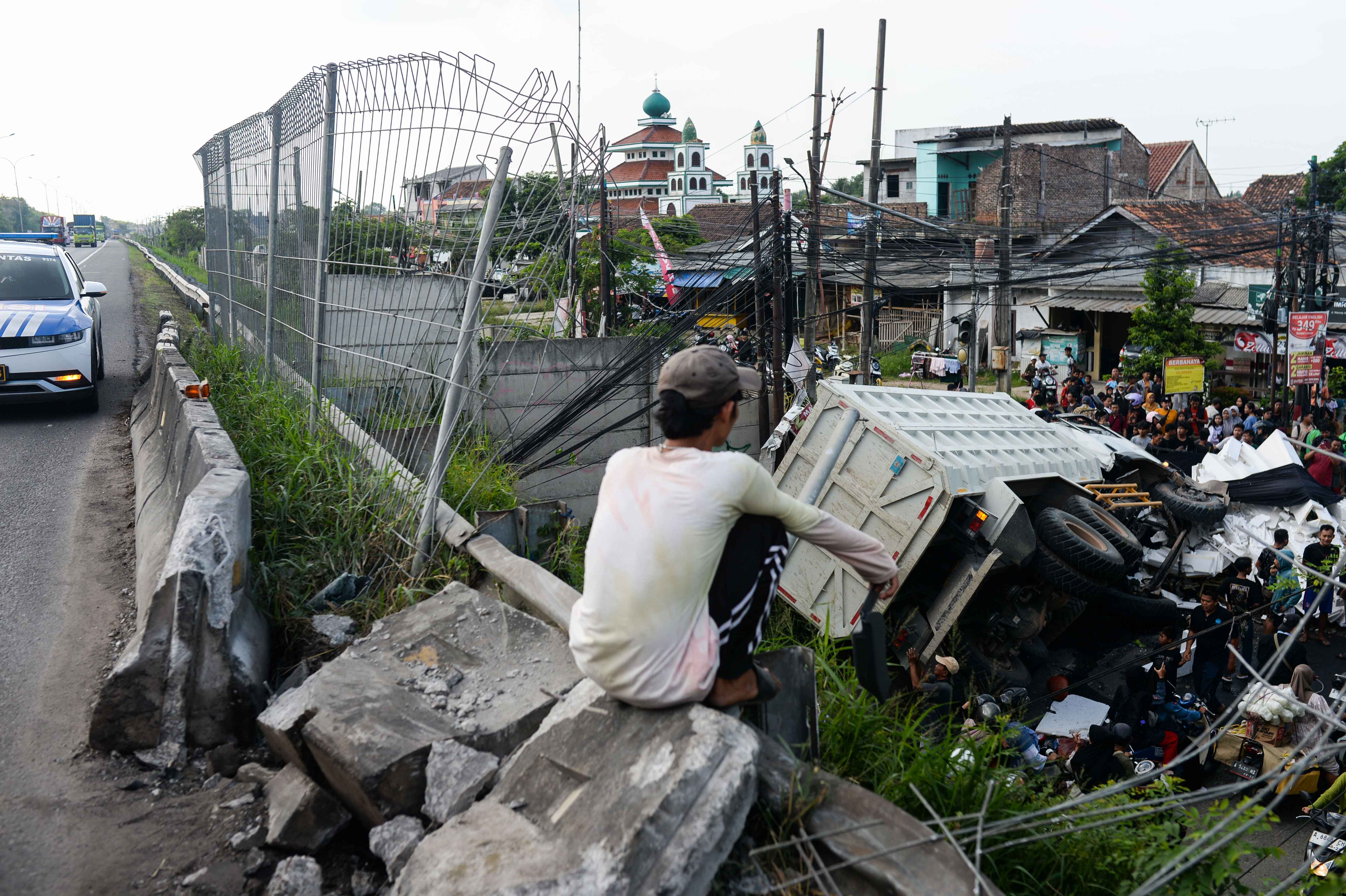 Insiden Truk Terjun dari Tol Tangerang-Merak