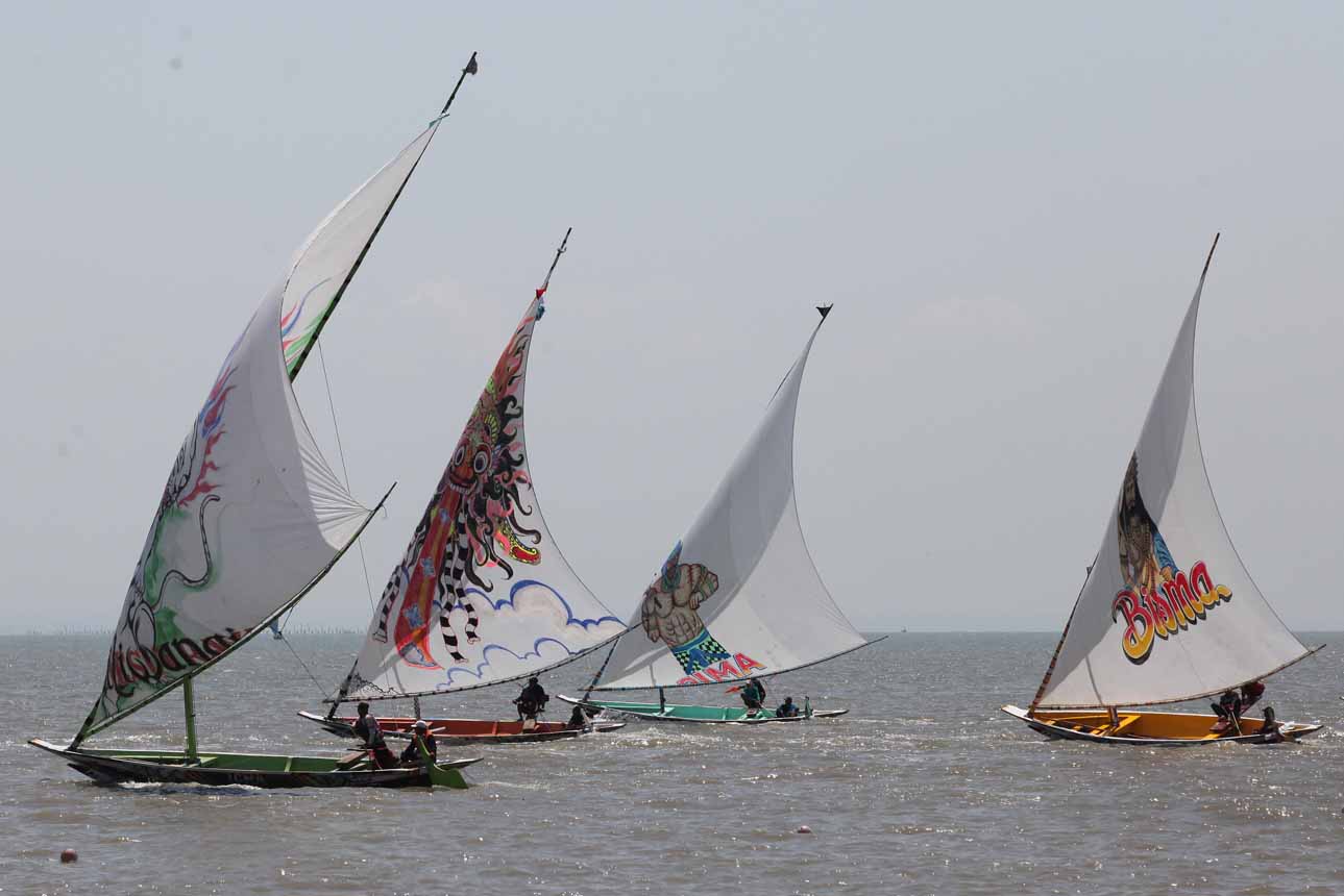 Serunya Lomba Perahu Layar Tradisional di Surabaya