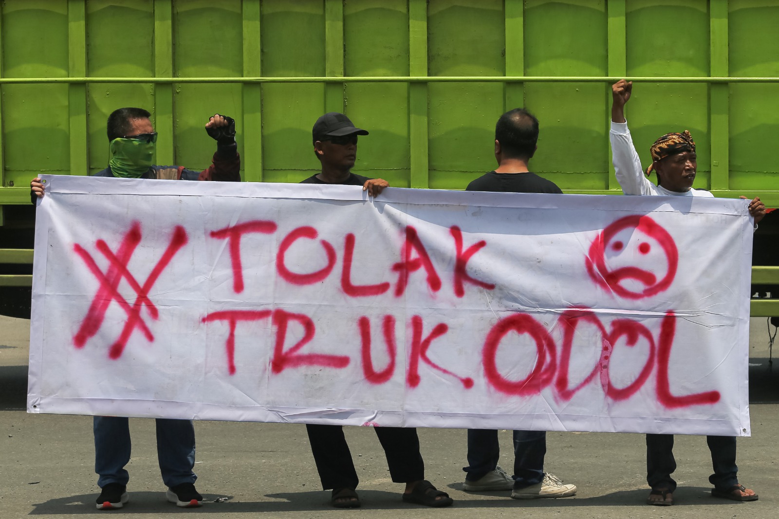Unjuk rasa tuntut penertiban truk muatan berlebih