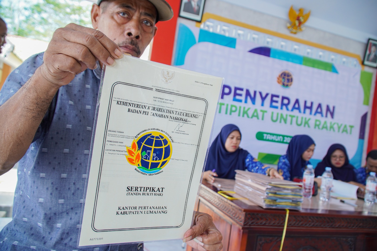 Penyerahan sertifikat tanah program PTSL di Lumajang