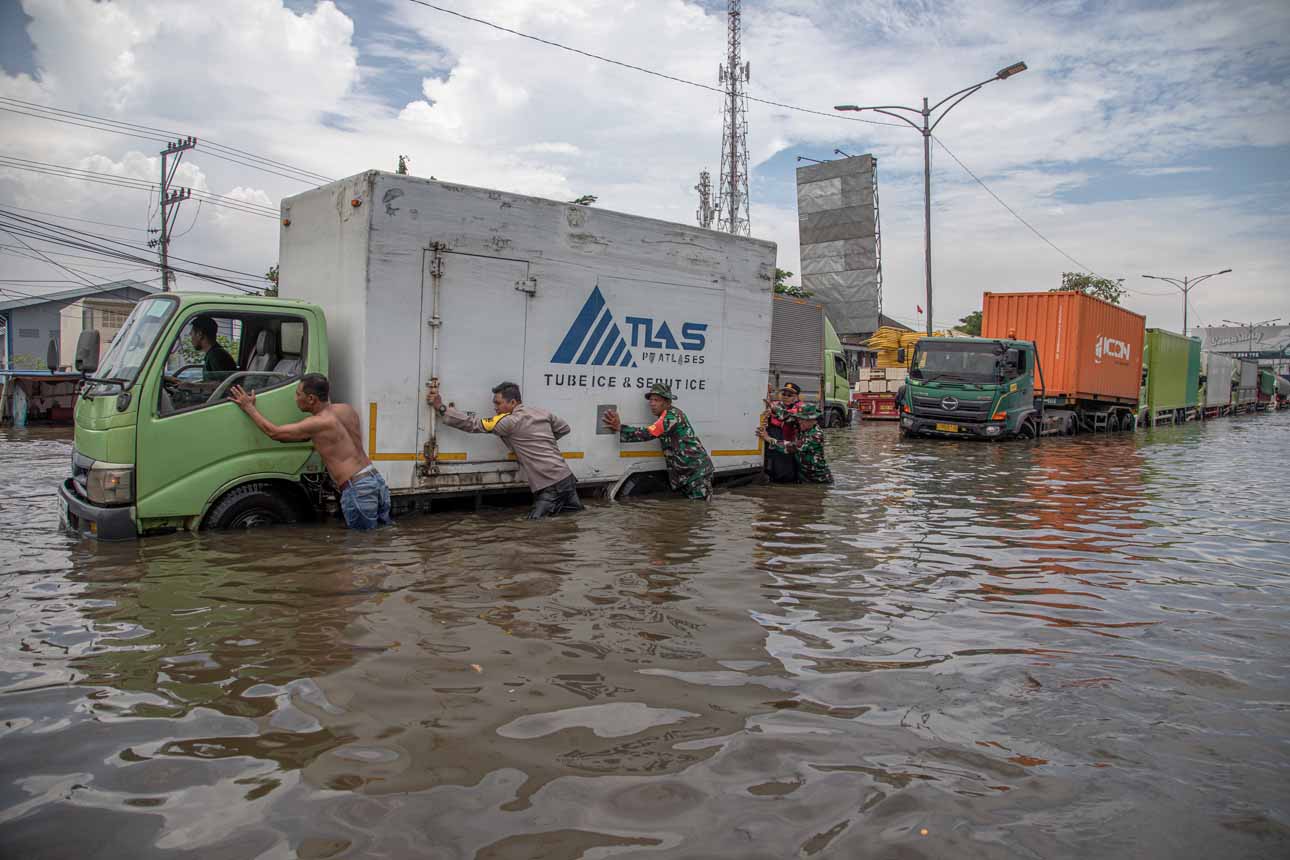 Banjir Lumpuhkan Akses Pantura dan Aktivitas Warga Semarang