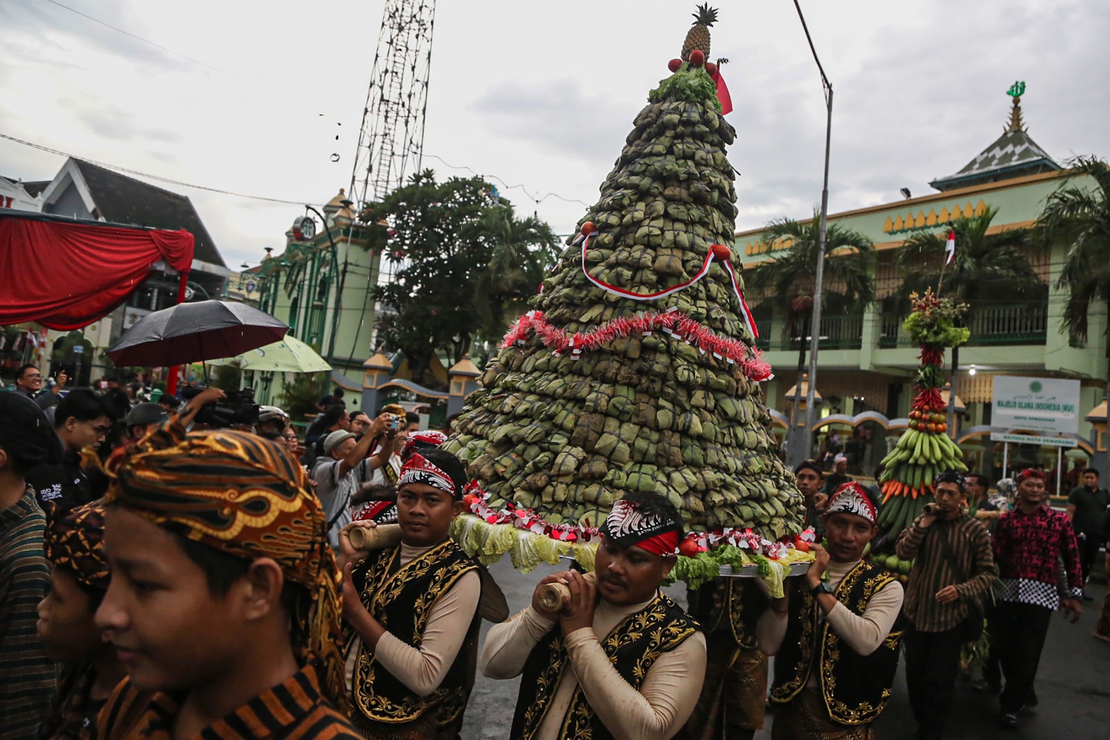 Kirab budaya Murwa Bumi Ruwat Kutha di Semarang