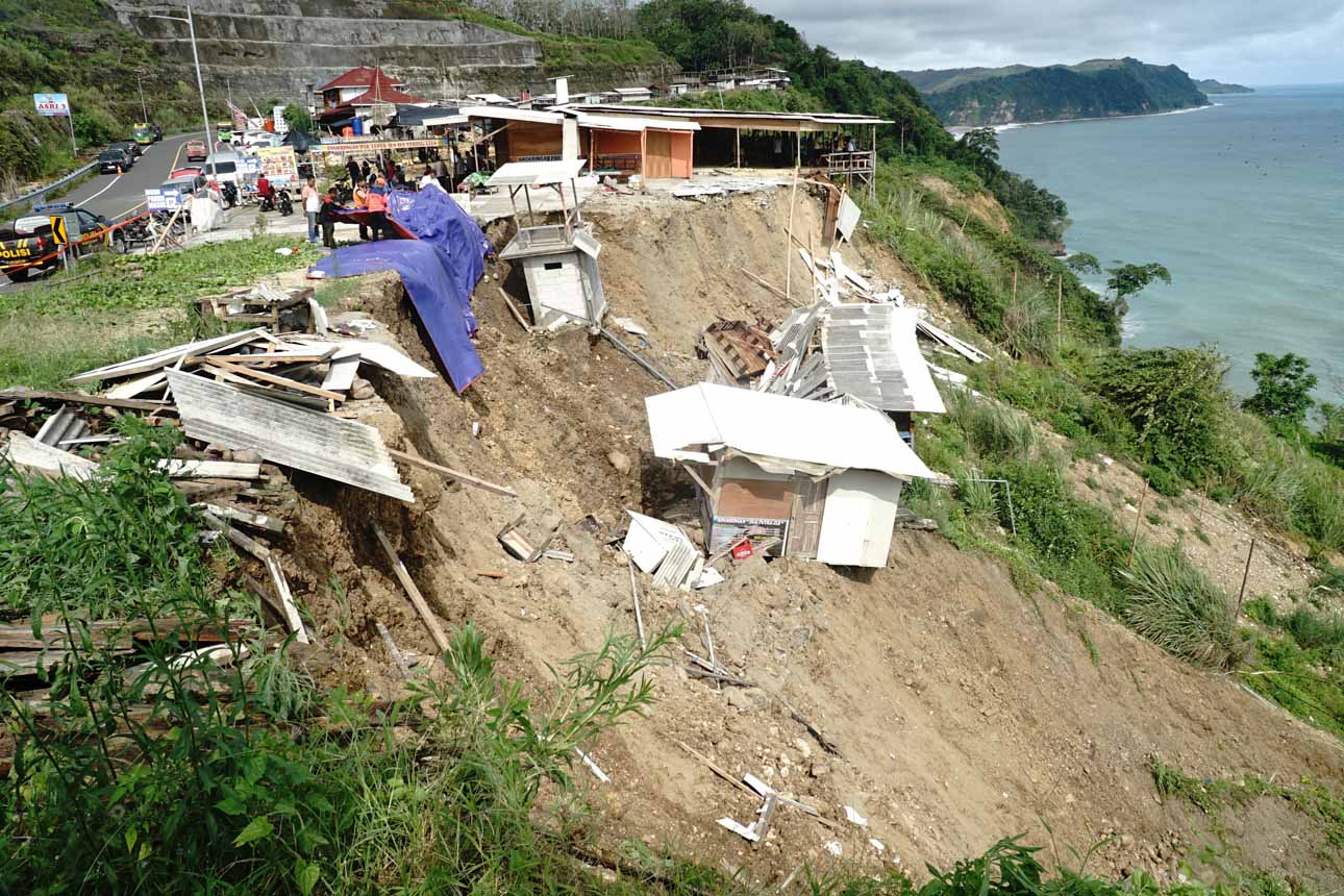 Tebing di Jalur Lintas Selatan Tulungagung Longsor