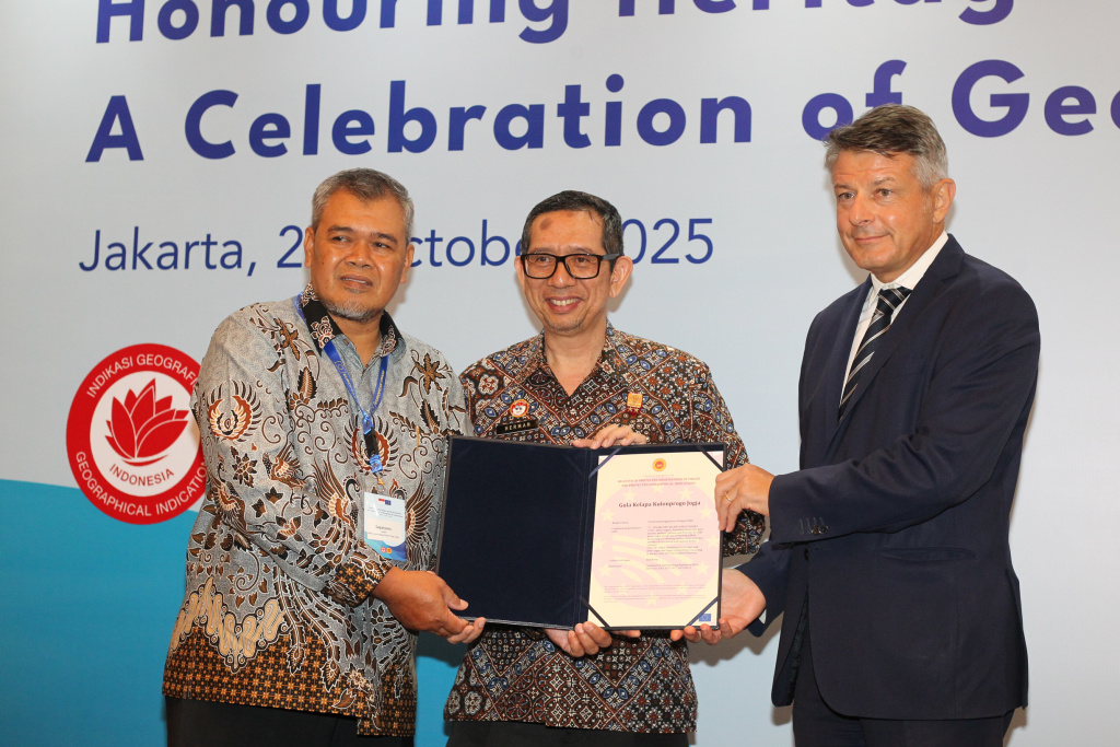 Penyerahan sertifikat Indikasi Geografis Indonesia