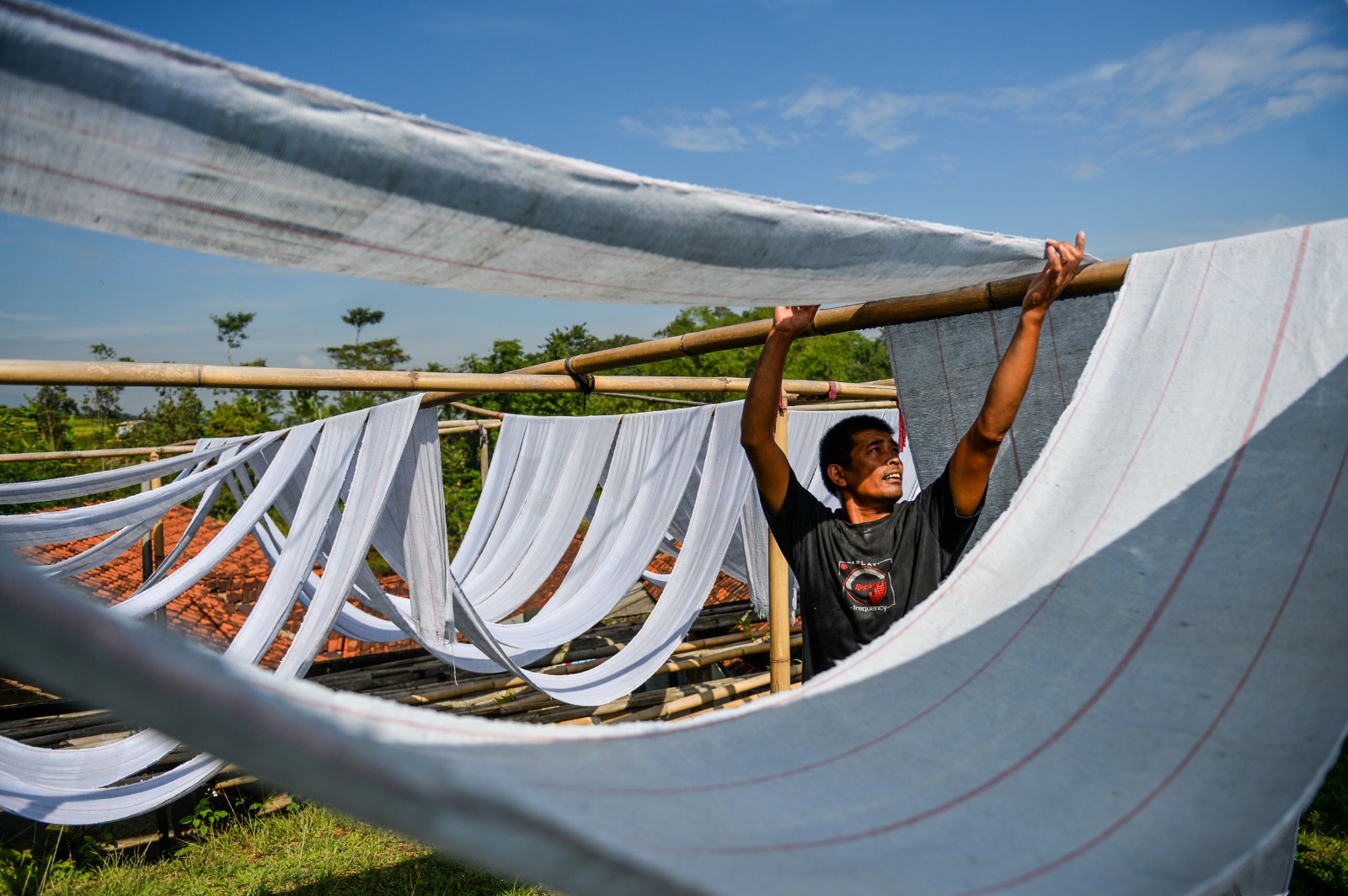 Produksi kain pel terkendala cuaca