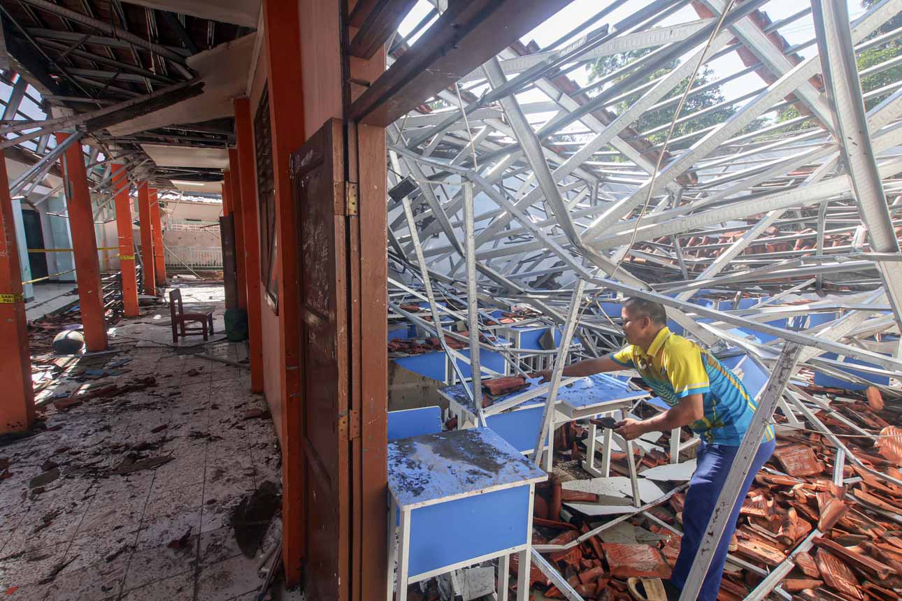Gedung SMKN 1 Gunung Putri Bogor Ambruk