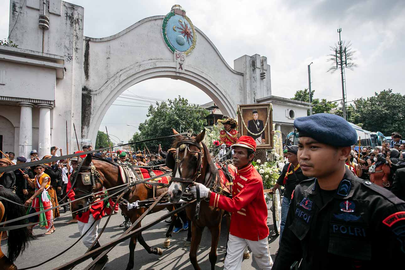 Raja Keraton Kasunanan Surakarta Paku Buwana XIII Dimakamkan