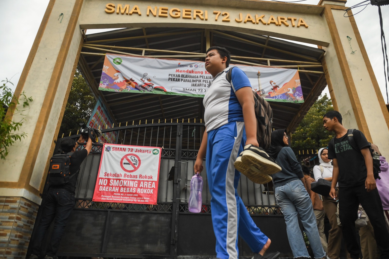 Siswa SMA 72 Jakarta ambil barang yang tertinggal