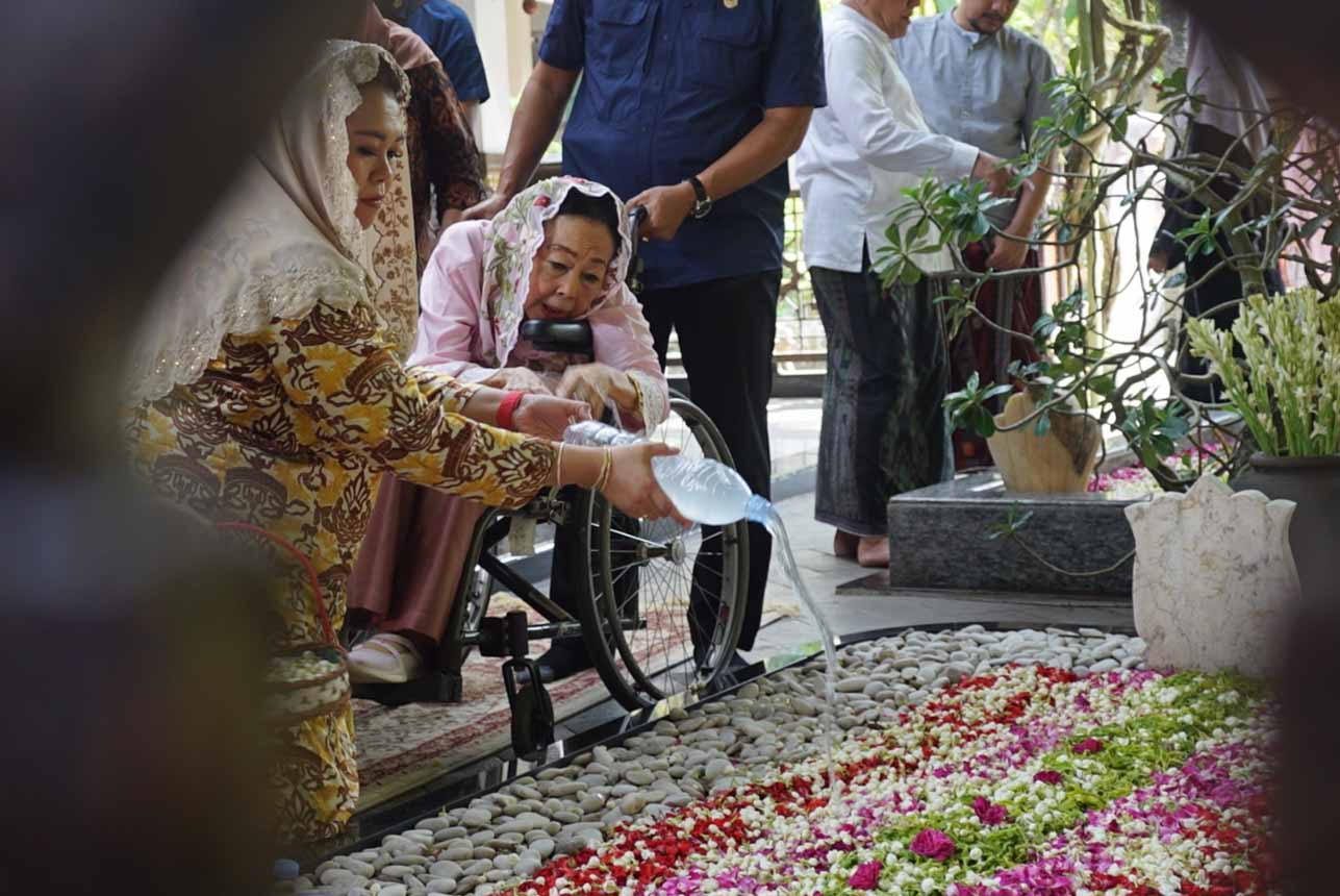 Keluarga Gus Dur Berziarah di Tebuireng Usai Penetapan Gelar Pahlawan Nasional