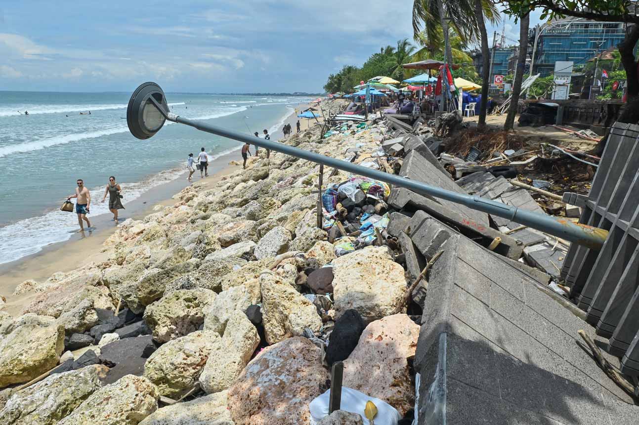 Kondisi Jalur Pejalan Kaki Pantai Kuta Rusak