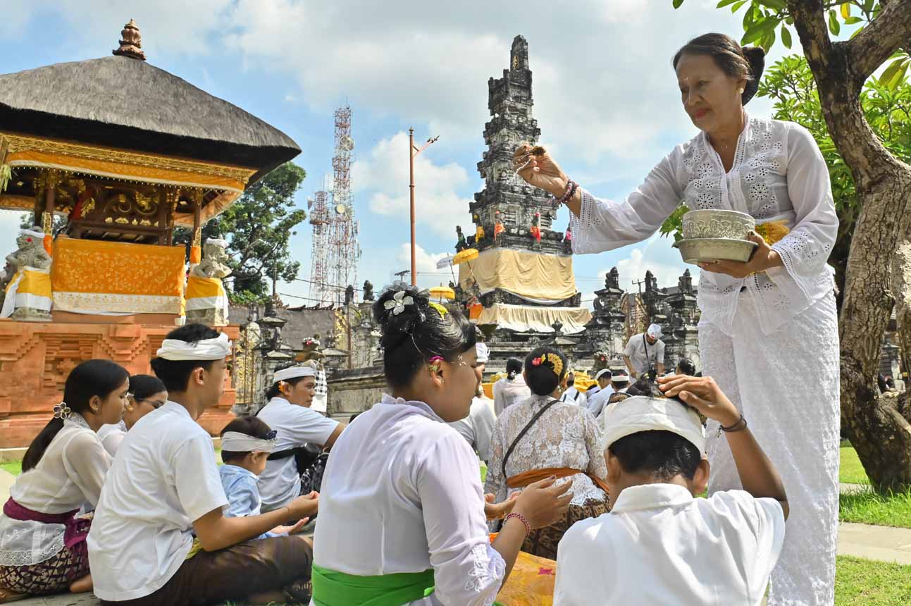 Tradisi Sembahyang Hari Raya Galungan di Bali