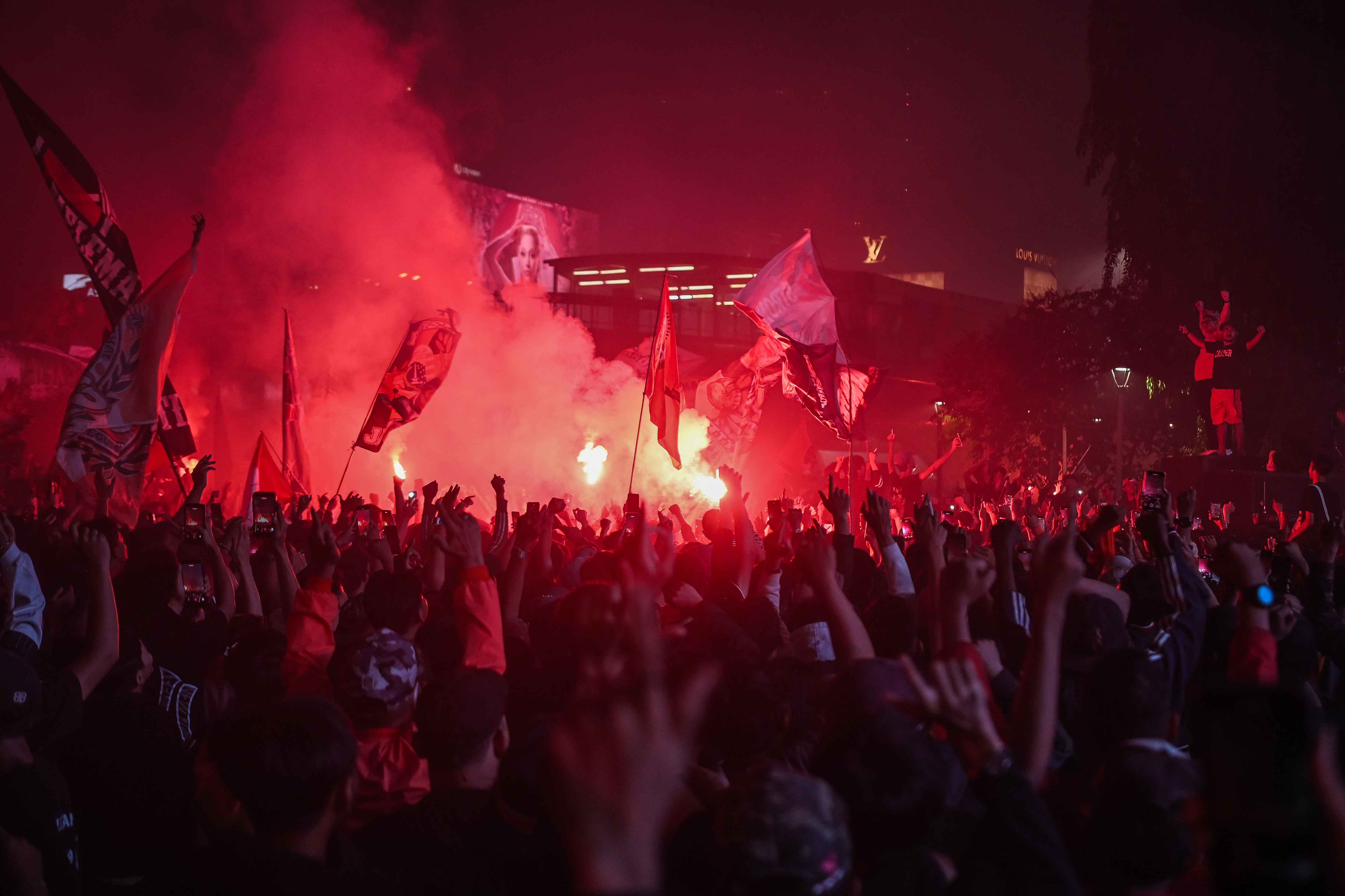 Bundaran HI Jadi Lautan Oranye saat The Jakmania Rayakan HUT ke-97 Persija