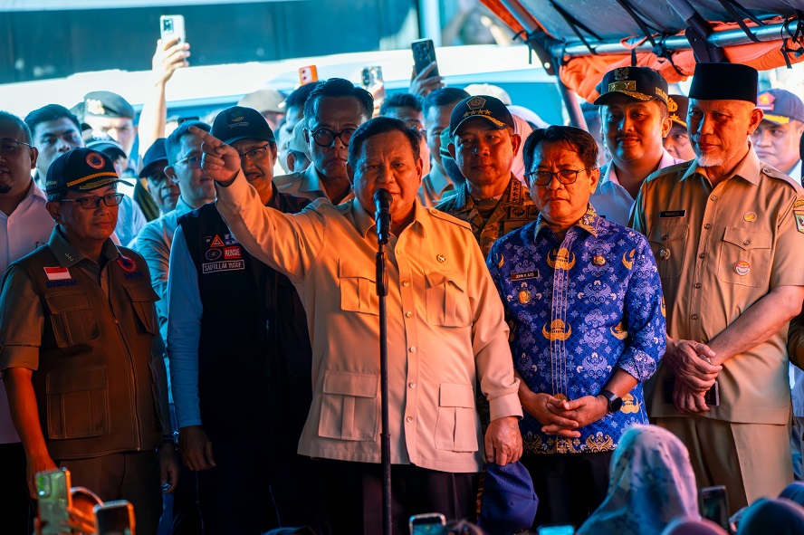Panglima TNI Dampingi Presiden RI Tinjau Posko Pengungsian dan Dapur Lapangan di Padang Pariaman