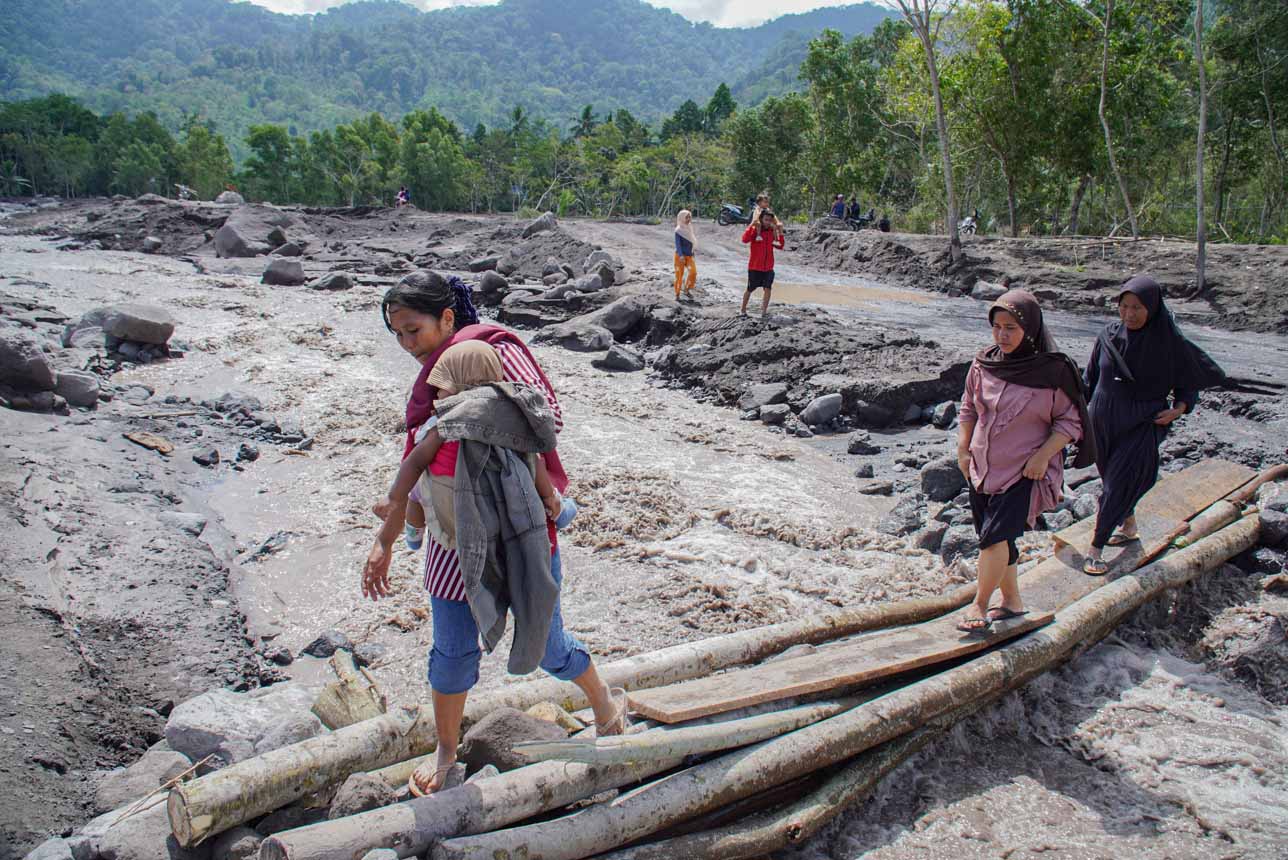 Warga Mengungsi ke Bukit Akibat Banjir Lahar