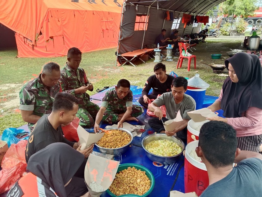 Banjir Langkat: TNI Siagakan Dapur Lapangan untuk Warga Terdampak