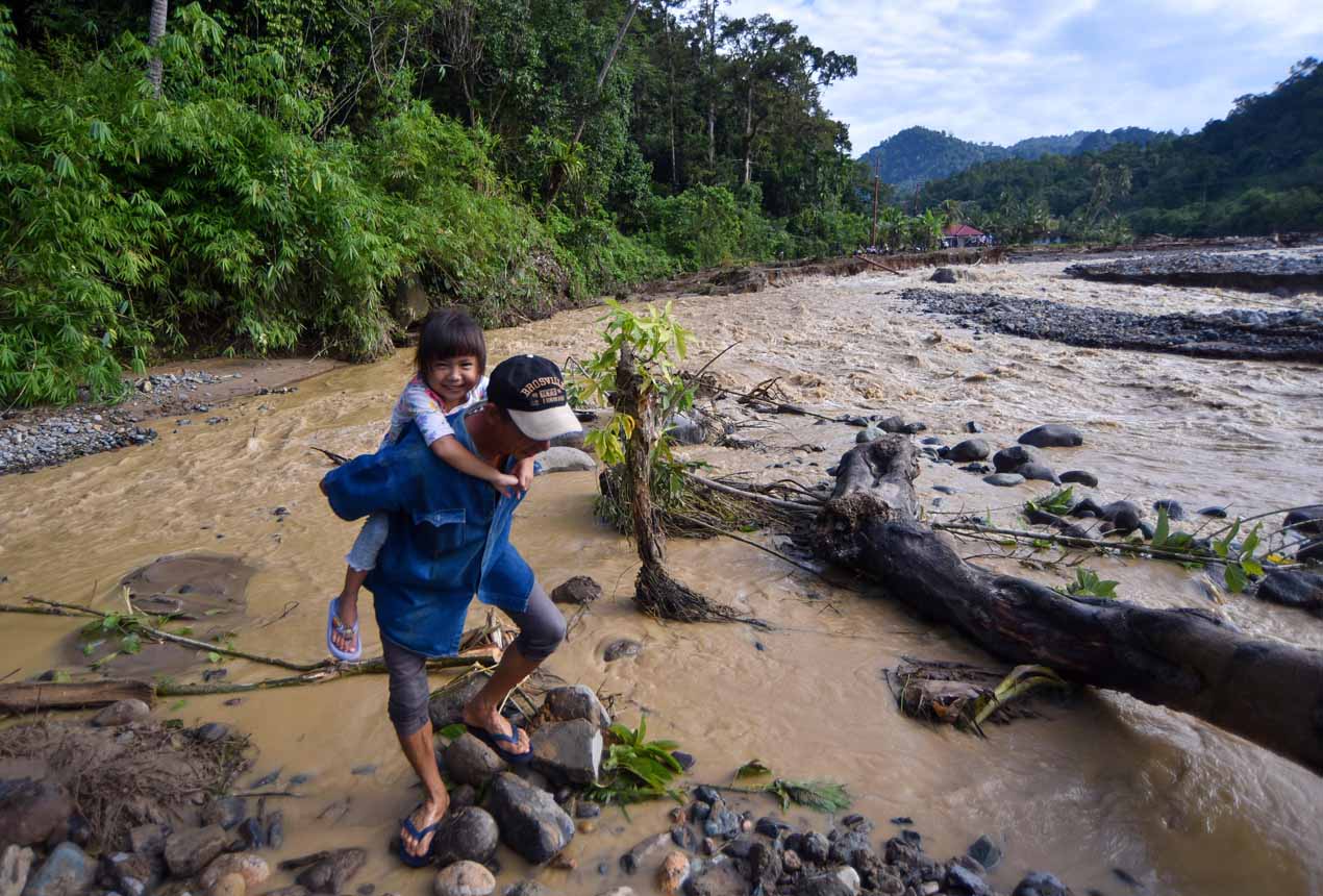 Jalan di Batu Busuk Padang Putus Total Warga Terisolasi